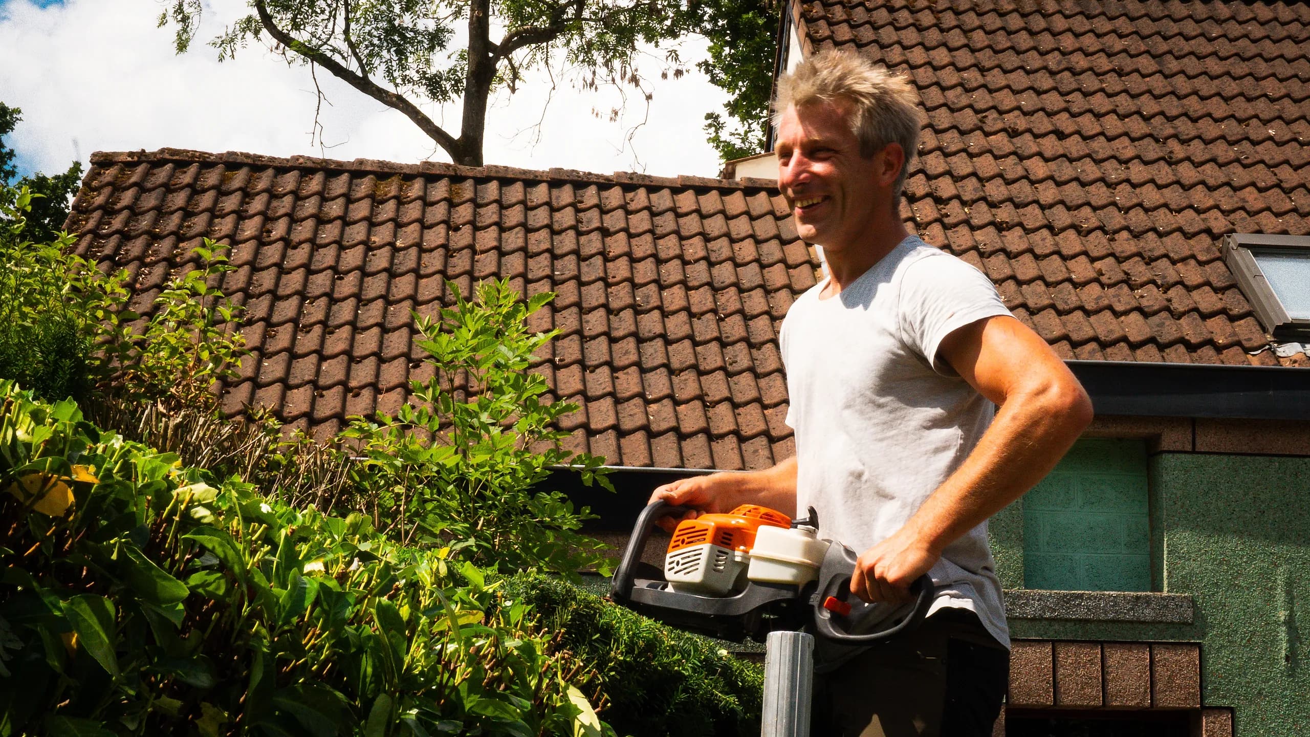 Grégory Kleinermann au taille-haie — jardinier-paysagiste dans le Brabant wallon