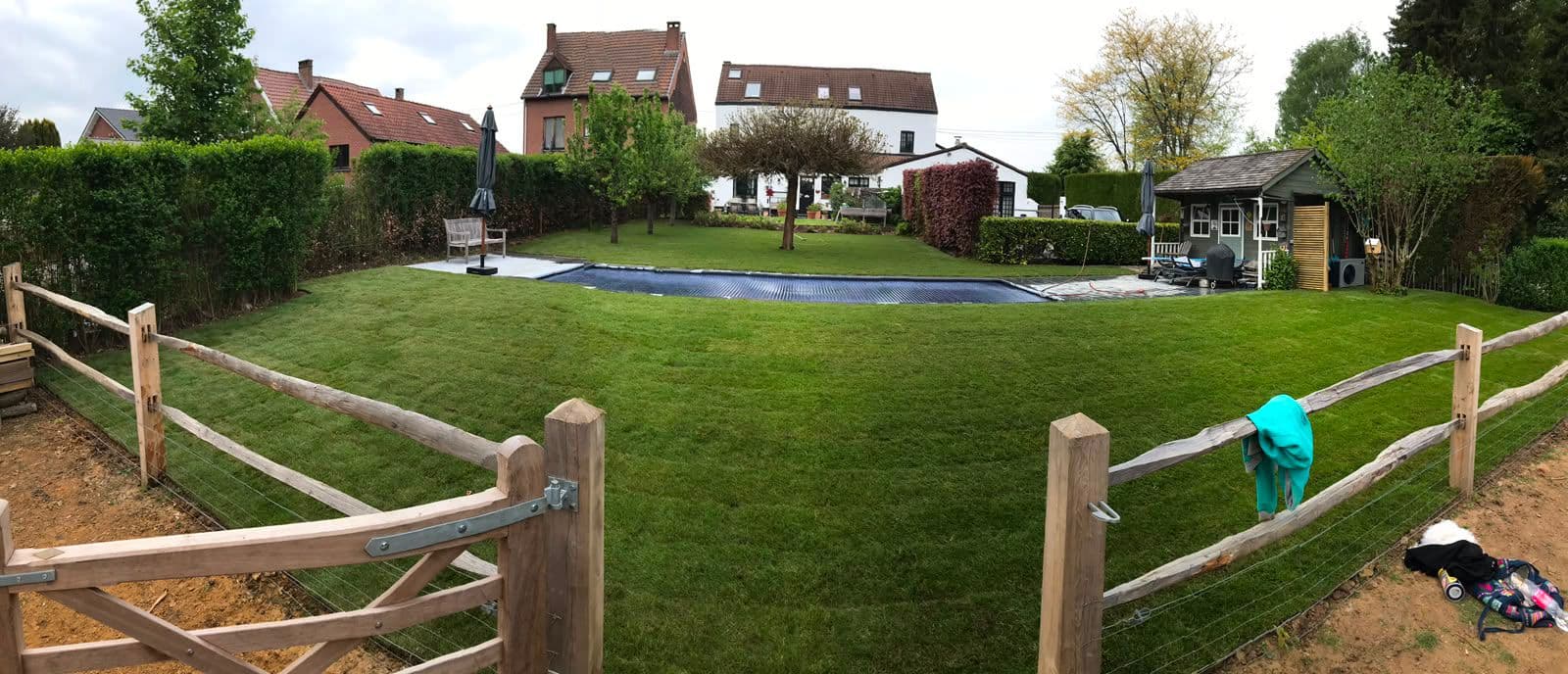 Jardin créé sur mesure avec piscine et pelouse posée — Brabant wallon