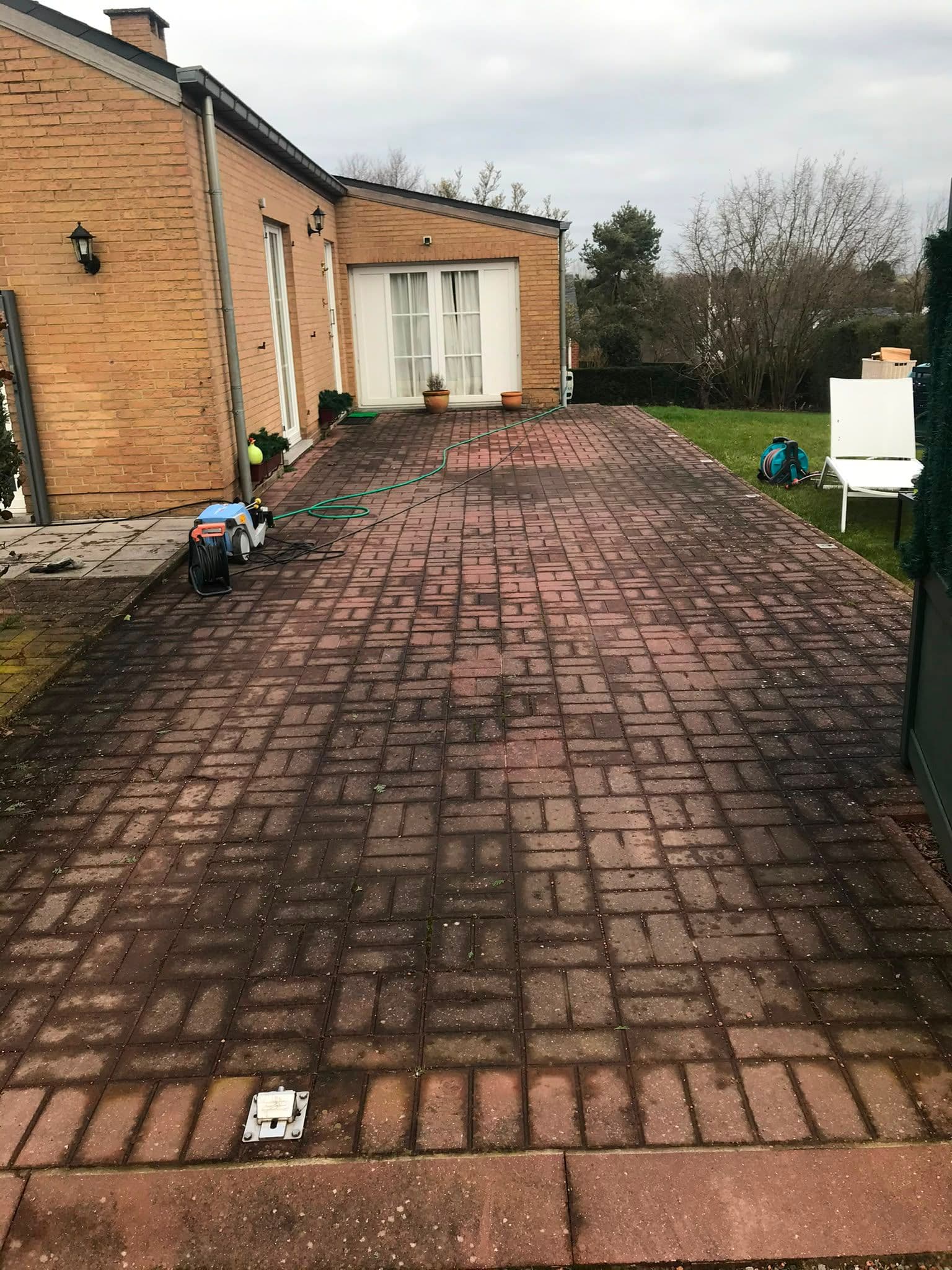 Terrasse en pavés encrassée avant nettoyage